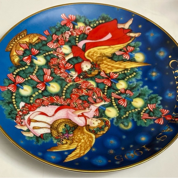 1995 Avon Christmas Plate Trimming the Tree Peggy Toole Gold Trim Collectible - Picture 5 of 15